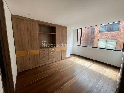Apartamento de 2 alcobas en venta en Chico Reservado, Bogotá, 153 m² · foto 3 de 14