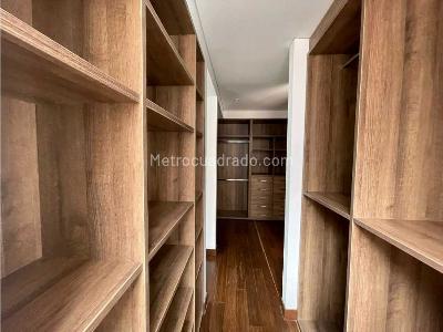 Apartamento de 2 alcobas en venta en Chico Reservado, Bogotá, 153 m² · foto 6 de 14