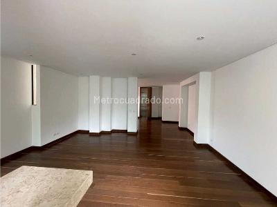 Apartamento de 2 alcobas en venta en Chico Reservado, Bogotá, 153 m² · foto 10 de 14