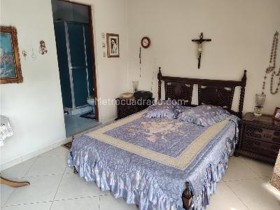 Casa de 3 alcobas en venta en Laureles, Medellín, 269 m² · foto 2 de 15