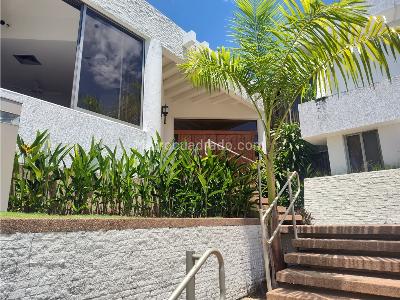 Casa de 5 alcobas en venta en Ricaurte, Girardot, 300 m² · foto 2 de 20