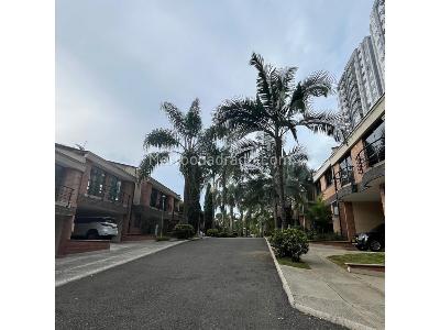 Casa de 3 alcobas en venta en Benedictinos, Envigado, 260 m² · foto 3 de 18