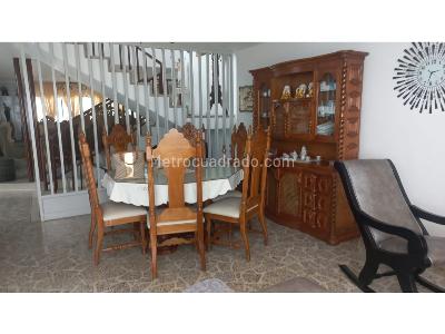 Casa de 5 alcobas en venta en Simon Bolivar, Medellín, 310 m² · foto 2 de 17