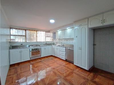 Casa de 5 alcobas en venta en Pardo Rubio, Bogotá, 456 m² · foto 10 de 20