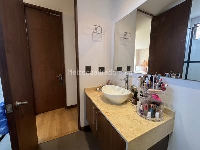 Apartamento de 2 alcobas en venta en El Poblado, Medellín, 92 m² · foto 11 de 17