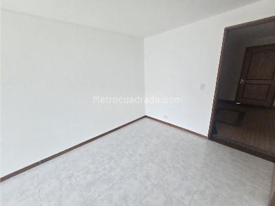 Apartamento de 2 alcobas en venta en Loma De Los Bernal, Medellín, 61 m² · foto 2 de 20