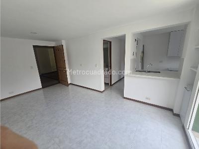 Apartamento de 2 alcobas en venta en Loma De Los Bernal, Medellín, 61 m² · foto 4 de 20