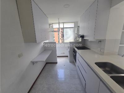 Apartamento de 2 alcobas en venta en Loma De Los Bernal, Medellín, 61 m² · foto 7 de 20