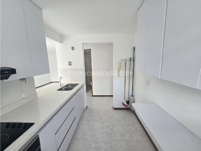 Apartamento de 2 alcobas en venta en Loma De Los Bernal, Medellín, 61 m² · foto 8 de 20