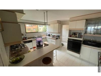 Apartamento de 3 alcobas en venta en Chico, Bogotá, 205 m² · foto 3 de 9