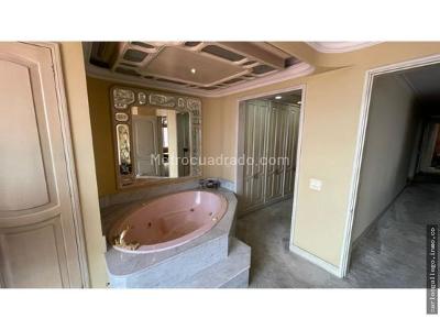 Apartamento de 3 alcobas en venta en Chico, Bogotá, 205 m² · foto 8 de 9