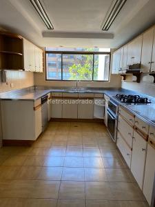 Apartamento de 3 alcobas en arriendo en El Poblado, Medellín, 270 m² · foto 5 de 20