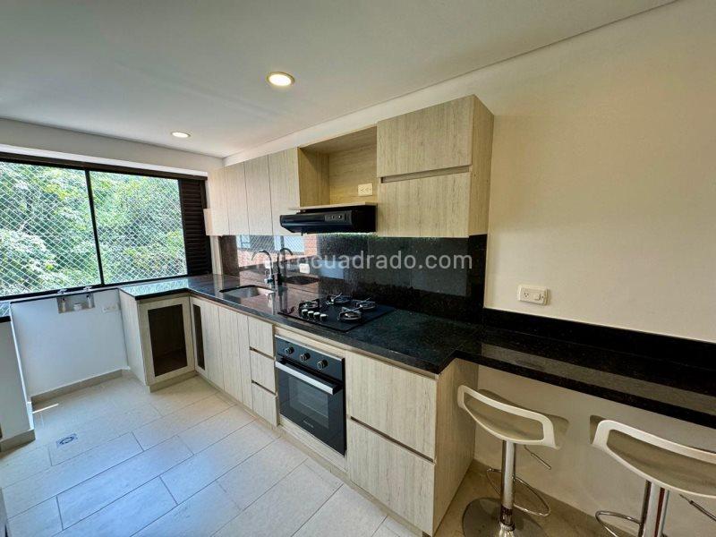 Spacious 3BR Apartment in Vizcaya, El Poblado - 4