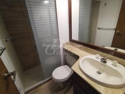 Apartamento de 2 alcobas en arriendo en El Poblado, Medellín, 98 m² · foto 3 de 16