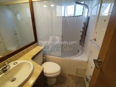 Apartamento de 2 alcobas en arriendo en El Poblado, Medellín, 98 m² · foto 12 de 16