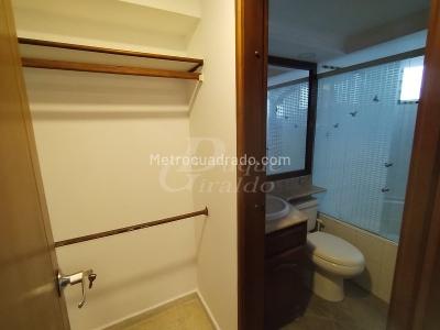Apartamento de 2 alcobas en arriendo en El Poblado, Medellín, 98 m² · foto 13 de 16