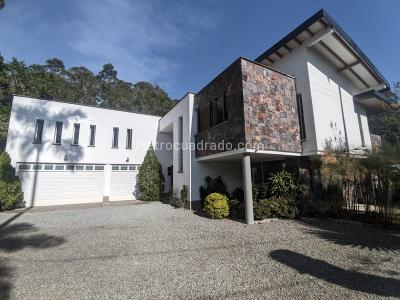 Casa de 4 alcobas en arriendo en El Escobero, Envigado, 600 m² · foto 2 de 20