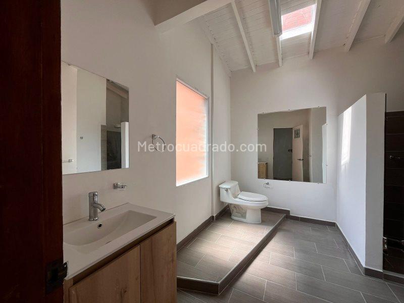 Apartamento Grande de 5 Alcobas en Laureles - 9