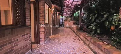 Casa de 3 alcobas en venta en Loma El Escobero, Envigado, 500 m² · foto 2 de 20