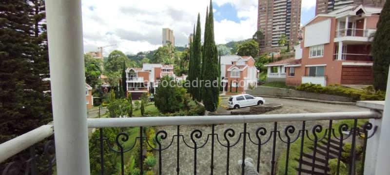 Casa de 4 Alcobas con Jardín Privado, Piscina y Gimnasio en El Poblado