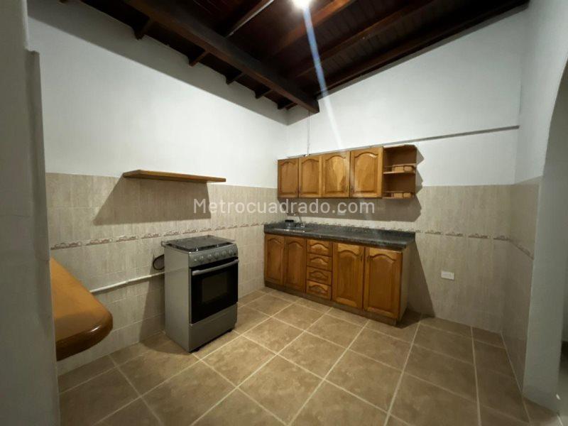 Casa Grande de 5 Alcobas en Laureles - 2