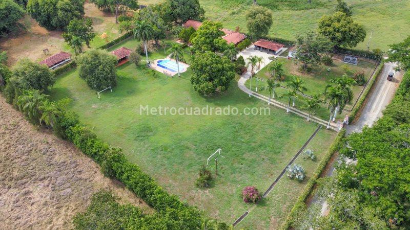 4BR Country House in El Espinal (16873 m²) for Sale