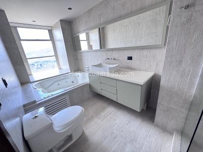 Apartamento de 3 alcobas en arriendo en El Poblado, Medellín, 202 m² · foto 16 de 20