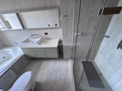 Apartamento de 3 alcobas en arriendo en El Poblado, Medellín, 202 m² · foto 19 de 20