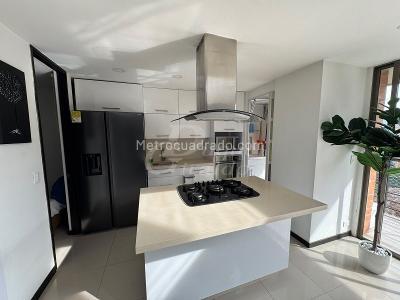 Apartamento de 3 alcobas en arriendo en El Poblado, Medellín, 158 m² · foto 3 de 20