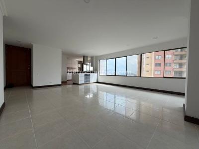 Apartamento en venta en Loma De Los Bernal, Medellín · foto 2 de 19