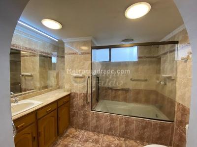 Apartamento de 4 alcobas en venta en El Poblado, Medellín, 254 m² · foto 19 de 20