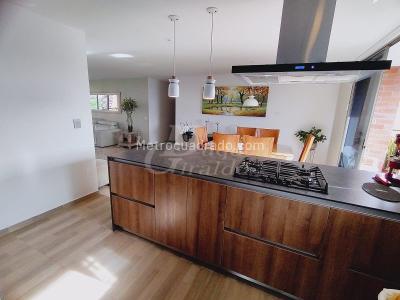Apartamento de 3 alcobas en arriendo en El Poblado, Medellín, 147 m² · foto 3 de 20