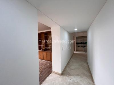 Apartamento de 3 alcobas en arriendo en Los Naranjos, Medellín, 210 m² · foto 10 de 13