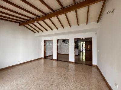Casa de 5 alcobas en venta en Los Colores, Medellín, 450 m² · foto 2 de 20