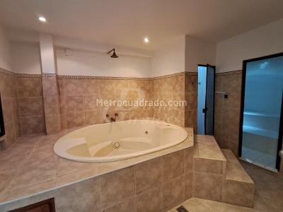 Apartamento de 3 alcobas en arriendo en Laureles, Medellín, 174 m² · foto 3 de 7