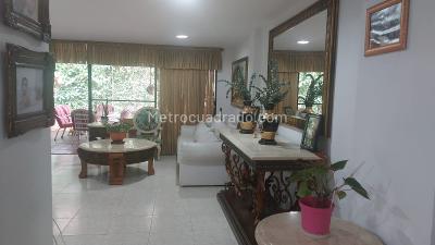 Casa de 3 alcobas en arriendo en Loma De Las Brujas, Envigado, 230 m² · foto 2 de 19