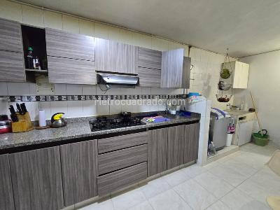 Casa de 5 alcobas en venta en Estadio Medellin, Medellín, 362 m² · foto 3 de 14