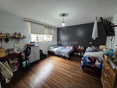 Casa de 5 alcobas en venta en Estadio Medellin, Medellín, 362 m² · foto 4 de 14