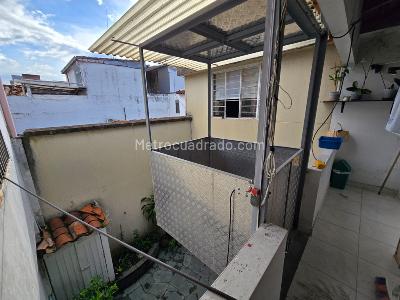 Casa de 5 alcobas en venta en Estadio Medellin, Medellín, 362 m² · foto 9 de 14