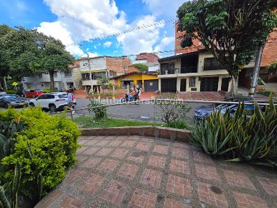 Casa de 5 alcobas en venta en Estadio Medellin, Medellín, 362 m² · foto 12 de 14