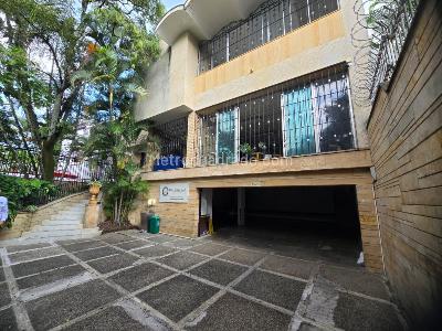 Casa de 5 alcobas en venta en Casa De Tres Pisos Barrio Prado Medellin, Medellín, 968 m² · foto 2 de 20