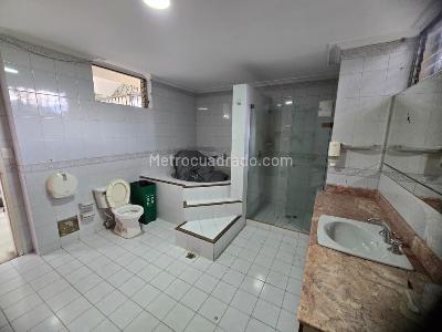 Casa de 5 alcobas en venta en Casa De Tres Pisos Barrio Prado Medellin, Medellín, 968 m² · foto 18 de 20