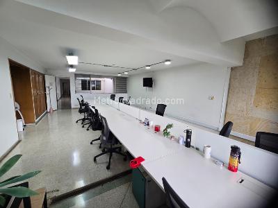 Casa de 5 alcobas en venta en Casa De Tres Pisos Barrio Prado Medellin, Medellín, 968 m² · foto 19 de 20