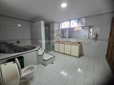 Casa de 5 alcobas en venta en Casa De Tres Pisos Barrio Prado Medellin, Medellín, 968 m² · foto 20 de 20