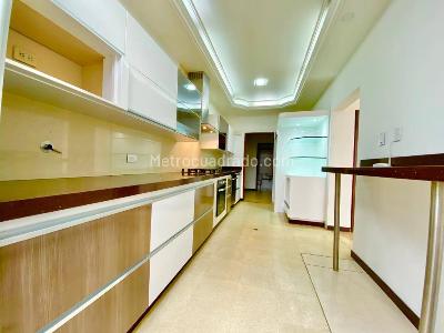 Casa de 4 alcobas en venta en Chuscalito El Poblado, Medellín, 276 m² · foto 2 de 14