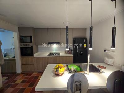 Apartamento de 2 alcobas en venta en El Poblado Sector El Tesoro Medellin, Medellín, 84 m² · foto 3 de 9