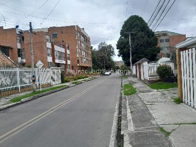 Casa de 5 alcobas en venta en Cedritos Contador, Bogotá, 375 m² · foto 2 de 13