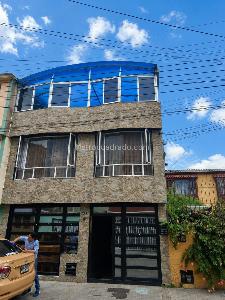 Casa de 4 alcobas en venta en Alamos Norte, Bogotá, 300 m² · foto 2 de 12