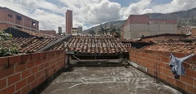 Casa de 5 alcobas en venta en Boston, Medellín, 364 m² · foto 2 de 7