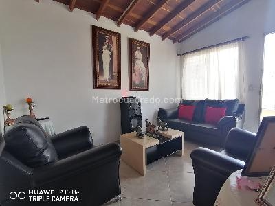 Casa de 3 alcobas en venta en Manrique Central, Medellín, 75 m² · foto 2 de 19